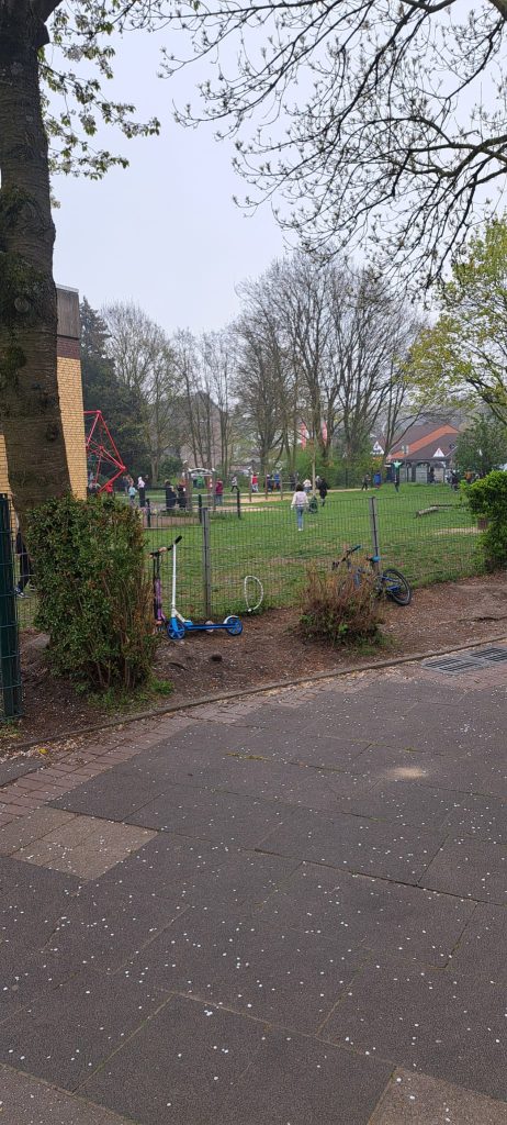 Ostereiersuche auf der Schulwiese